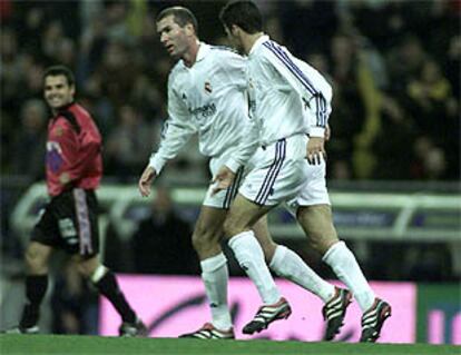 Raúl y Zidane celebran uno de los goles del delantero madrileño.
