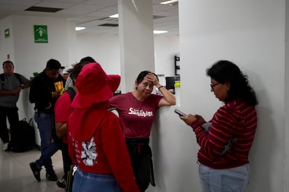 Un grupo de maestros han entrado al edificio sin violencia y han tomado el recinto.