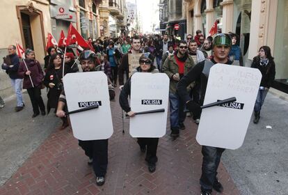 Constantes referencias a las cargas policiales de los últimos días.