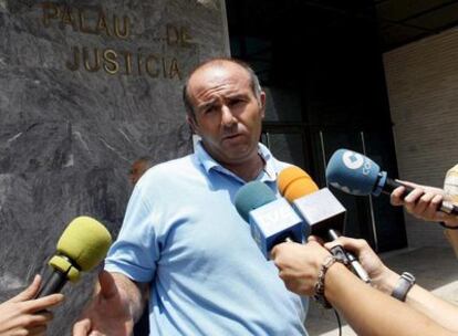 El alcalde de Benitatxell, Juan Cardona, investigado por un presunto delito de cohecho, tras prestar declaración en los juzgados de Dénia.
