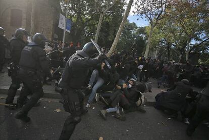 Carga de los 'mossos' contra los CDR en Drassanes (Barcelona). Las escuelas e institutos catalanes han abierto este viernes con normalidad y mantienen las actividades propias del último día lectivo antes de las vacaciones de Navidad, a pesar de las protestas que se suceden en Cataluña desde primeras horas por la celebración en Barcelona del Consejo de Ministros.