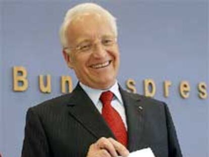Stoiber muestra el programa electoral democristiano, ayer en Berlín.