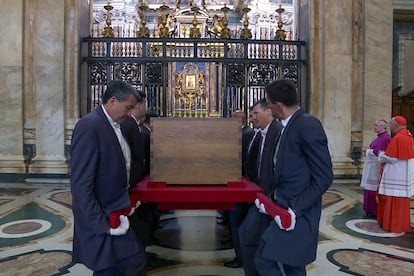 El féretro del papa Francisco ante el altar de la Basílica de Santa María la Mayor, donde ha sido trasladado para su entierro tras el funeral, este sábado en Roma.