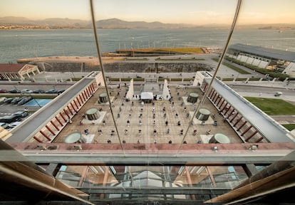 Vista aérea de la bahía de Santander desde el Palacio de Festivales de Cantabria en el concierto de Rulo y la Contrabanda.