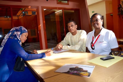 Ndella Ndiour, promotora de los programas de prevención del embarazo juvenil, con Anna Louise Sarr e Ismaël, miembros de Amref.