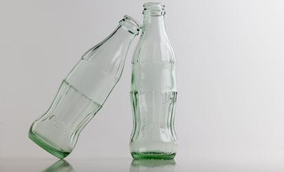 El vidrio es un material 100% reciclable: puede tener hasta 25 vidas de nuevas botellas de Coca-Cola tras someterse al proceso de reciclado.