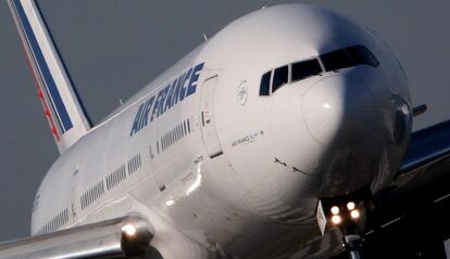 Un avi&oacute;n de Air France en el aeropuerto Charles de Gaulle de Par&iacute;s. 