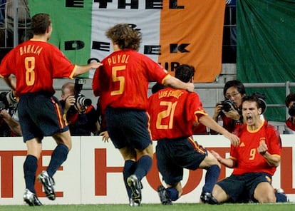 El color de la camiseta de este campeonato destacaba por ser de un tono más claro que el de torneos anteriores. El amarillo volvía a cobrar un mayor protagonismo al apreciarse en el cuello de la camiseta y en el extremo de las mangas. La selección española volvería a quedarse a las puertas de acceder a las semifinales siendo derrotada en penaltis por Corea del Sur.