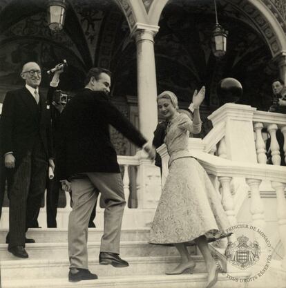En esta imagen, el príncipe Raniero III y Grace Kelly suben las escaleras de la Sala del Trono del palacio real de Mónaco donde celebraron la boda civil, oficiada por Marcel Portanier.
