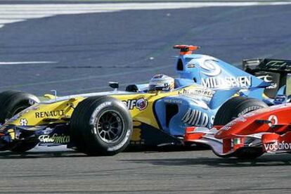 Fernando Alonso, después de incorporarse a la carrera tras repostar por segunda vez, consigue que Michael Schumacher no le adelante.
