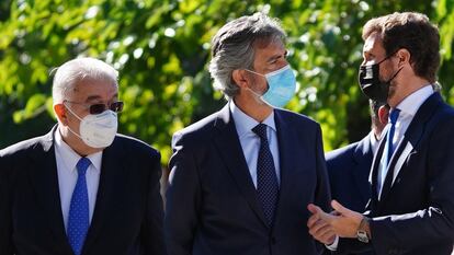 El presidente del Tribunal Constitucional, Juan José González Rivas, el presidente Consejo General del Poder Judicial, Carlos Lesmes, y el presidente del PP, Pablo Casado, durante un acto, 14 de octubre.