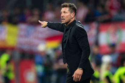 Simeone da órdenes desde el banquillo durante el partido entre el Atlético y el Leverkusen este martes.