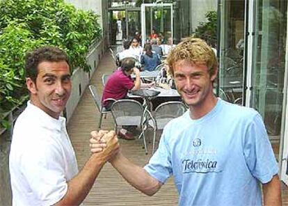 Costa y Ferrero echan un pulso en su hotel de concentración en París.