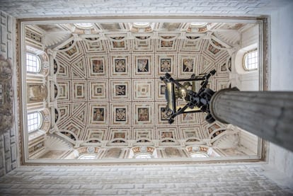 Frescos de estilo italiano en el techo del ala palaciega del Hospital de Santiago.