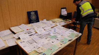 Pasaportes y documentaci&oacute;n requisado por la Polic&iacute;a en Alicante y Elche. 