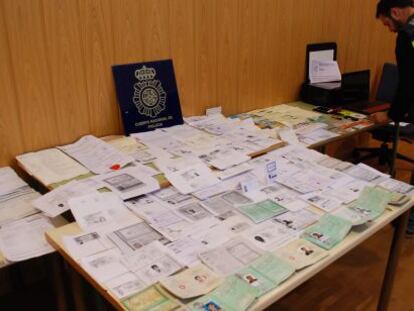 Pasaportes y documentación requisado por la Policía en Alicante y Elche.