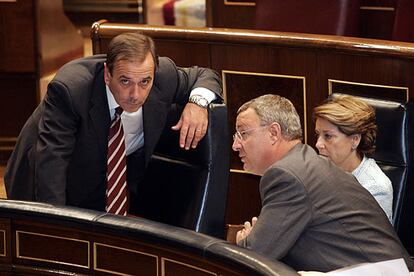 El ministro del Interior, José Antonio Alonso, con Jesús Caldera y Magdalena Álvarez, ayer en el Congreso.