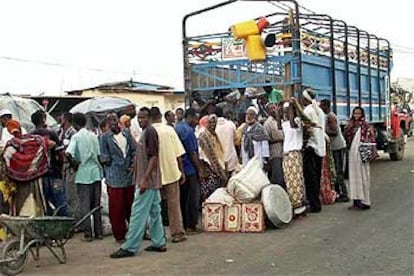 Ciudadanos etíopes que residen en Yibuti se preparan para salir del país.