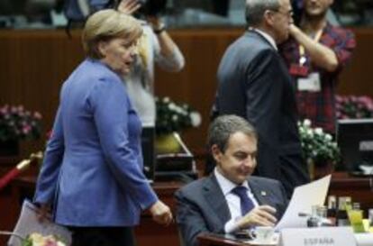 Angela Merkel observa a José Luis Rodríguez Zapatero en la cumbre de Cannes de 2011.