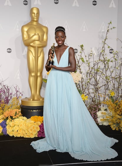 Lupita Nyong'o, a mulher que devolveu a alegria ao tapete vermelho, ganhou o Oscar de Melhor Atriz por '12 Anos de Escravidão'. E seu Prada azul celeste com gola em V estava à atura.