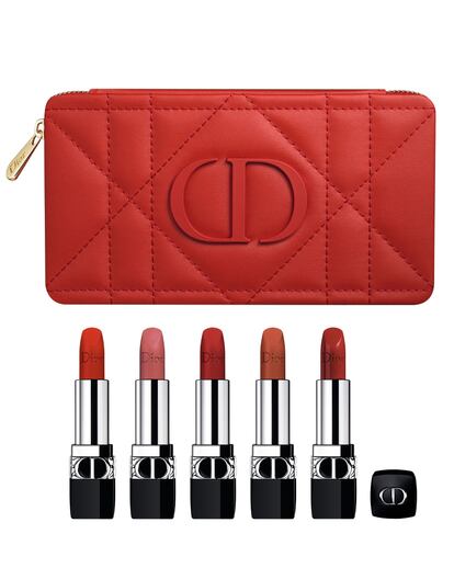 Dior. El lápiz de labios 999 creado por Christian Dior en 1949 sucumbe ante el efecto lunar junto a otros cuatro tonos de la maison. La colección de barras recargables Rouge Dior vestirá de alta costura los labios por mucho más tiempo dentro de un cofre rojo y acolchado de edición limitada.