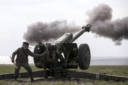 Voluntarios de la milicia ucrania conocidos como el batall&oacute;n Azov realizan disparos de artiller&iacute;a cerca de la ciudad de Gurzuf. 