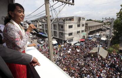 La birmana Suu Kyi se dirige a sus compatriotas en Bangkok este miércoles.