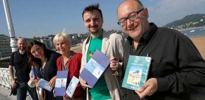 Los impulsores del convenio para subtitular películas en euskera posan en San Sebastián con el catálogo de Filmazpit.