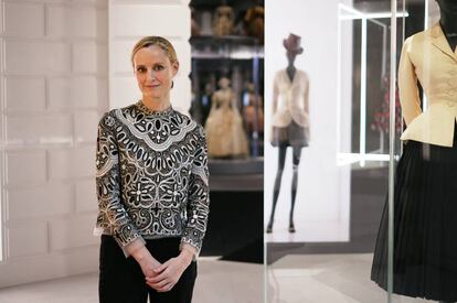 La comisaria de moda y textiles del Museo Victoria & Albert de Londres, Oriole Cullen, en un rincón de la exposición Christian Dior: Designer of Dreams, que se exhibe hasta el 1 de septiembre. 