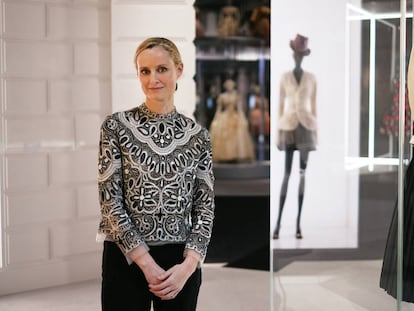 La comisaria de moda y textiles del Museo Victoria & Albert de Londres, Oriole Cullen, en un rincón de la exposición Christian Dior: Designer of Dreams, que se exhibe hasta el 1 de septiembre. 