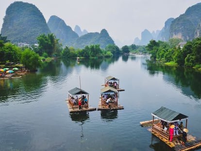 Embarcaciones tradicionales cruzando el r&iacute;o Li cerca de la localidad de Yangshuo, al sur de China. 