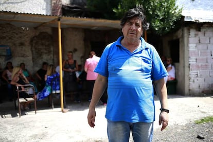 El "brujo" Manuel frente a la casa donde recibe a sus seguidores, en Gonnet, en las afueras de la ciudad de La Plata.