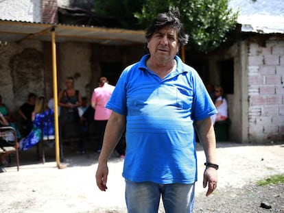 El "brujo" Manuel frente a la casa donde recibe a sus seguidores, en Gonnet, en las afueras de la ciudad de La Plata.