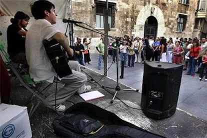 Los cantantes y músicos en valenciano actuaron desde un camión ante el Palau de la Generalitat para hacer oír su voz.