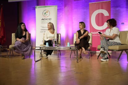 Maritza Félix en el centro, junto a Esther Rebollo, Vania Pigeonutt y Paloma F. Coleto hablando del trabajo de 'fixer' durante el congreso de Mérida.