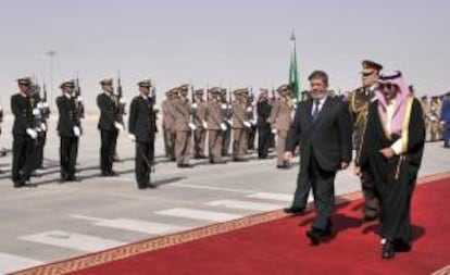 Fotografía facilitada por la presidencia egipcia que muestra al presidente Mohamed Mursi (c-i) y al vice emir de Riad, el príncipe Mohammed Bin Saad Bin Abdulaziz (d) a su llegada al aeropuerto de Riad, Arabia Saudí hoy 21 de enero de 2013. Mursi se encuentra en el país para asistir a la III Cumbre Árabe de Desarrollo Económico y Social. EFE/Presidencia Egipcia