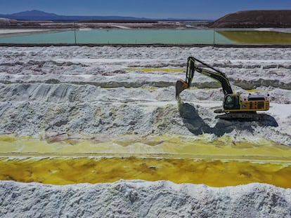 Vista aérea de estanques de salmuera y áreas de procesamiento de la mina de litio de la empresa SQM en el desierto de Atacama (Chile).