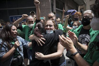 La Liliana s'abraça a activistes de la PAH després d'aturar el desnonament.