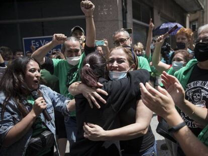 La Liliana s'abraça a activistes de la PAH després d'aturar el desnonament.