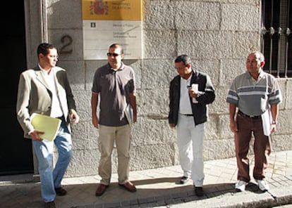 El presidente de ATIME, Mustafá el Mirabet, y otros miembros de la asociación, antes de la reunión.