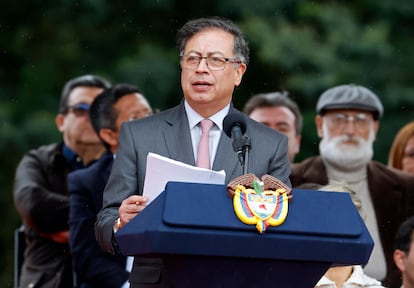 El presidente de Colombia, Gustavo Petro, habla hoy, durante la conmemoración del aniversario de la Batalla de Boyacá, en Puente de Boyacá (Colombia). 