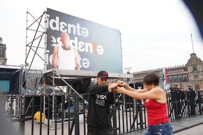 Para ambientar la espera al concierto, hubo música tripocal.
