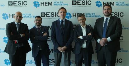 De izquierda a derecha, Ricardo García, director de banca de empresas y negocio alimentario de Cajamar; Francisco Andrés, coordinador de la Oficina de Proyectos del Real Instituto Elcano; Ramón Casilda, profesor de ESIC; Gonzalo Saenz de Miera, director de cambio climático de Iberdrola y Manuel Ausaverri, director del gabinete de presidencia y director de estrategia e innovación en Indra.