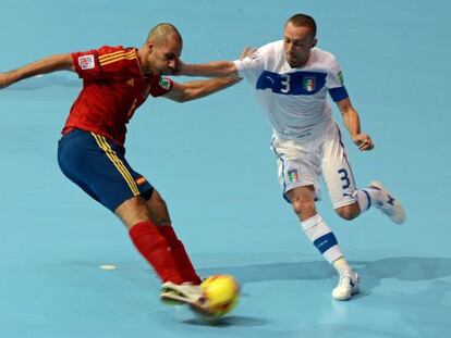 Fernandao, ante Forte, durante el partido