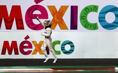 Lewis Hamilton celebra su triunfo en el GP de México en 2016.