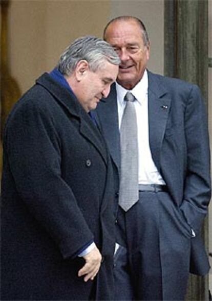 Raffarin (izquierda) y Chirac en enero en el palacio de El Elíseo.