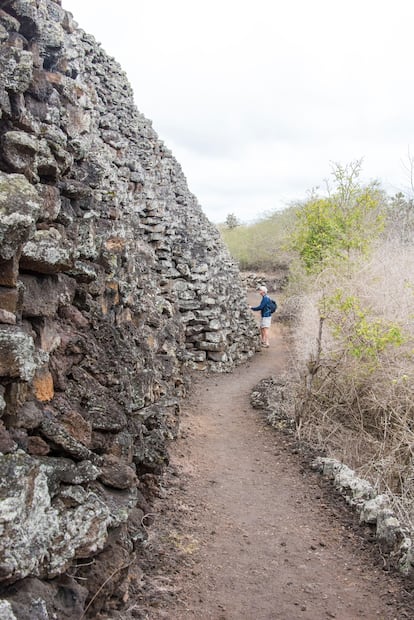 Un visitante recorriendo el Muro de las Lágrimas, una antigua Colonia Penal.