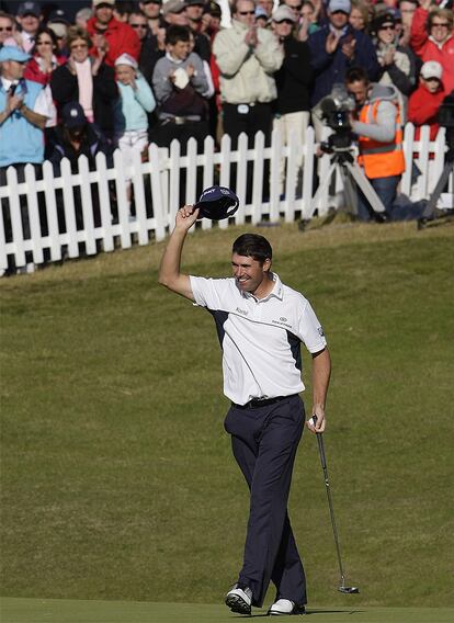 El irlandés Padraig Harrington saluda al público de Royal Birkdale, en su segundo Open consecutivo. Sólo Tiger y Tom Watson a principios de los ochenta habían defendido el trofeo con éxito desde que lo hiciera Arnold Palmer a principios de los sesenta. El torneo fue muy duro y Harrington demostró su fortaleza mental y terminó ganando con tres golpes sobre el par del campo.