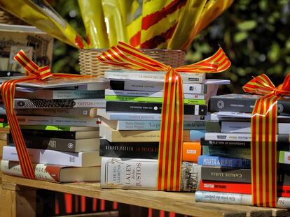 Una pila de llibres durant la Diada de Sant Jordi.