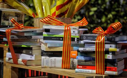 Una pila de llibres durant la Diada de Sant Jordi.